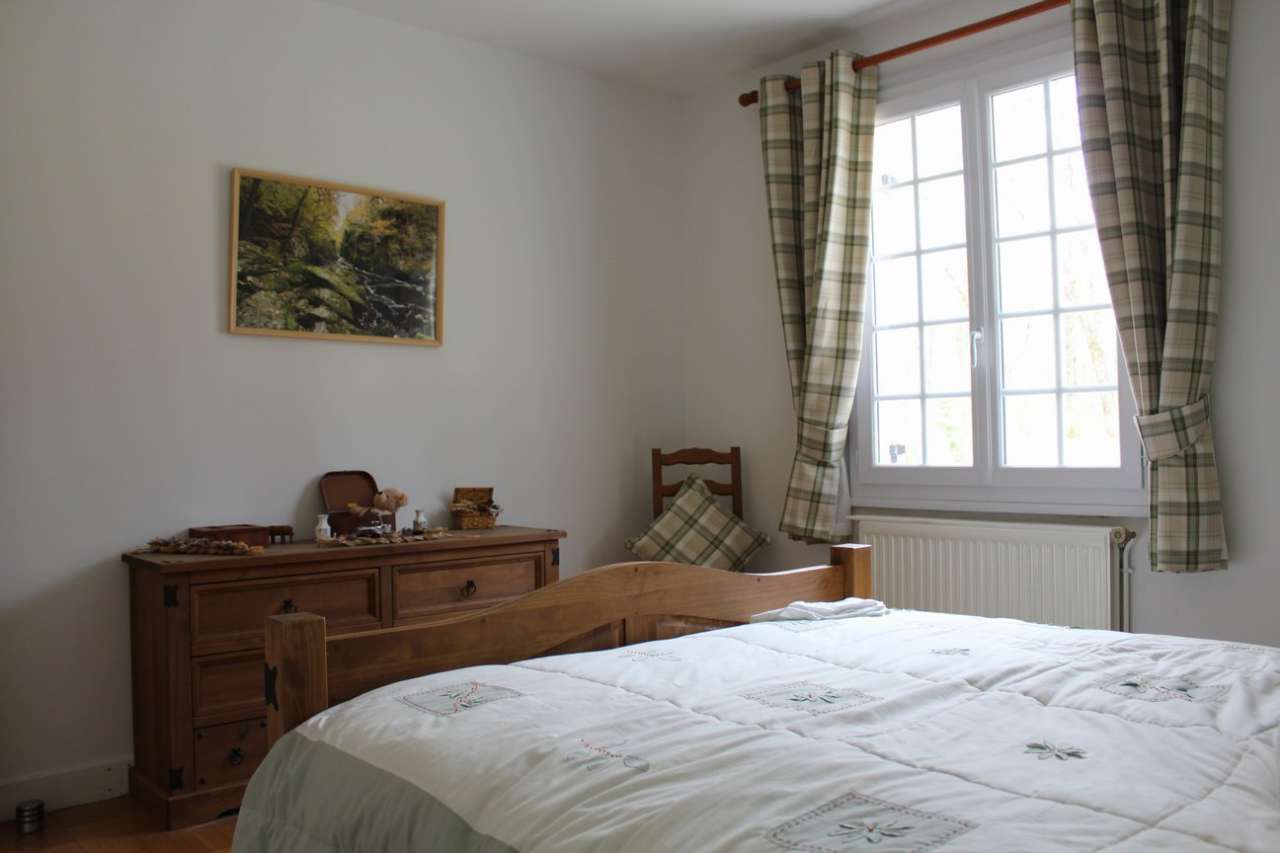 Situated in a quiet setting in Lisle, close to thriving villages and just 6