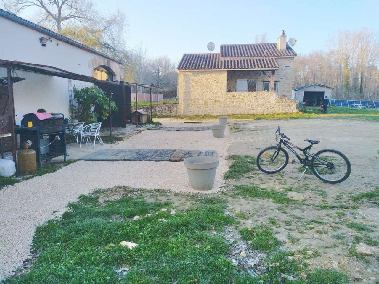 Ideally situated in a quiet location in Paulhiac, close to Monflanquin, set