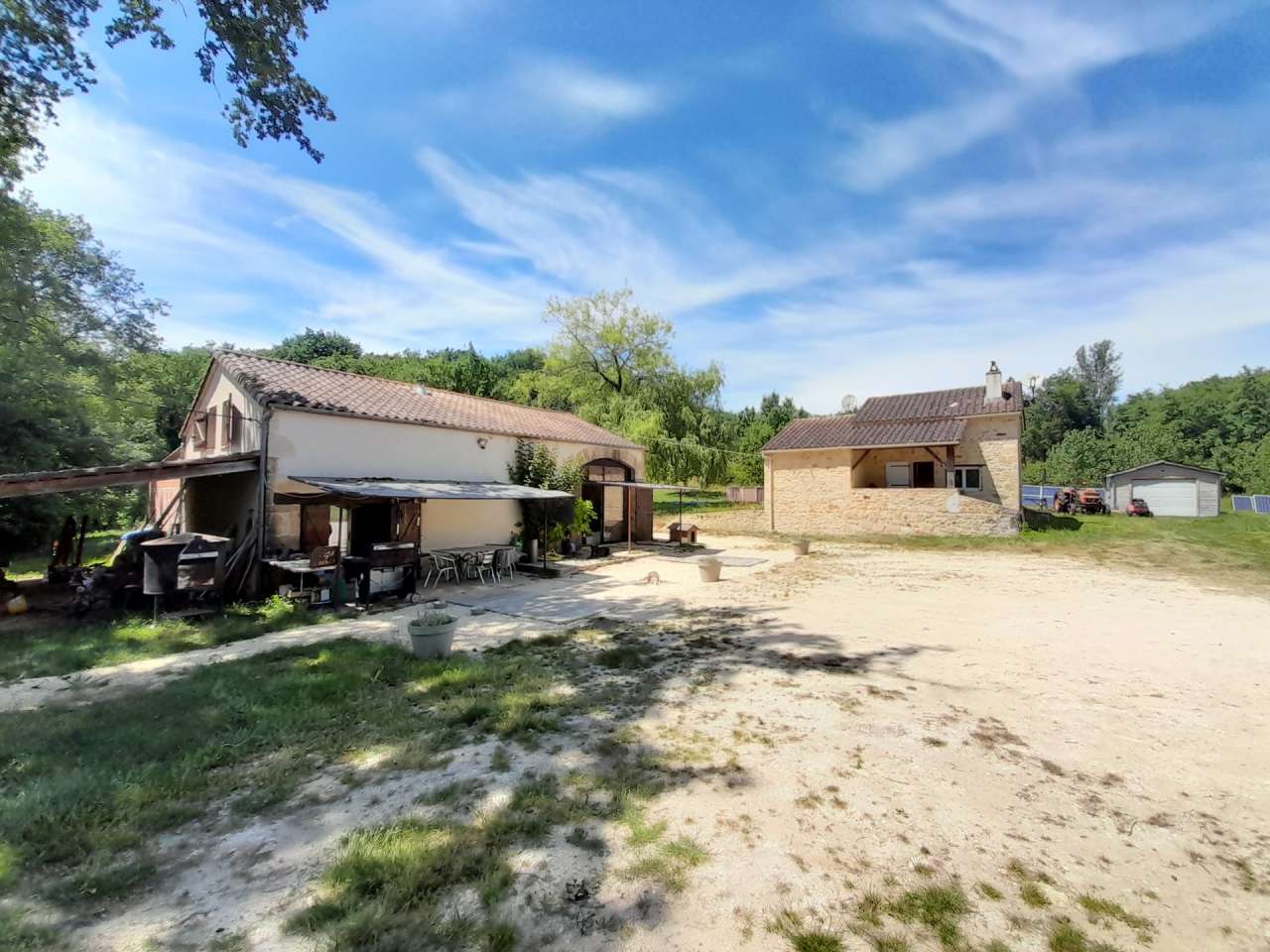 Ideally situated in a quiet location in Paulhiac, close to Monflanquin, set