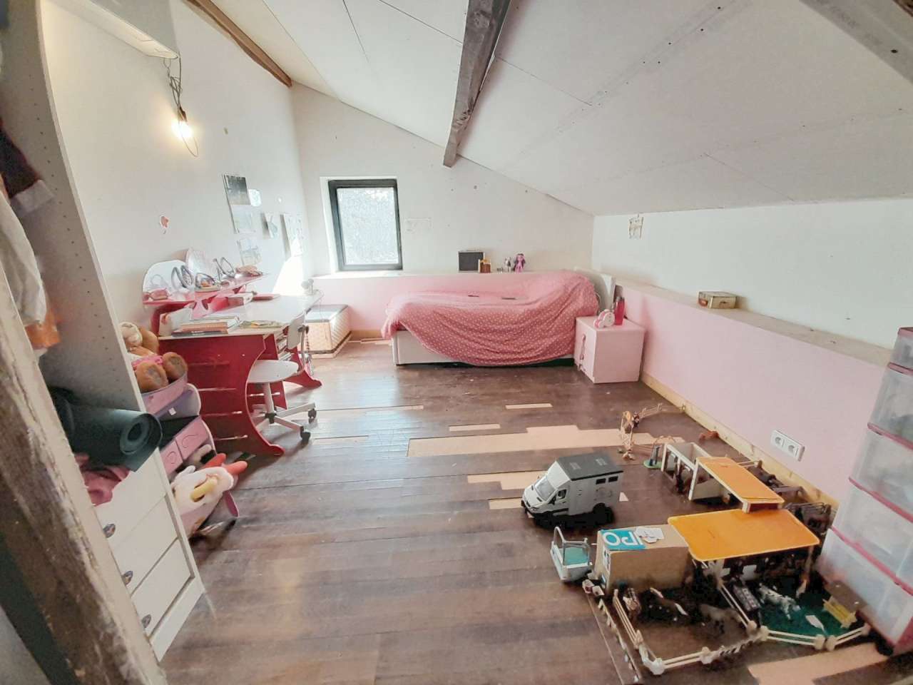 Ideally situated in a quiet location in Paulhiac, close to Monflanquin, set