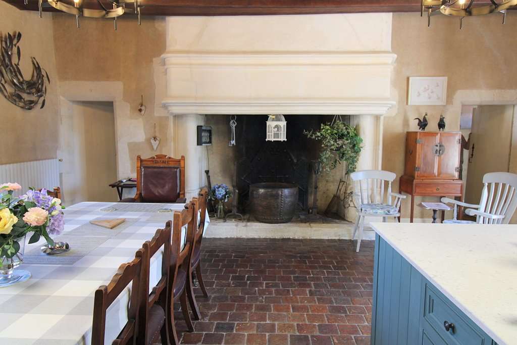 Set within mature landscaped gardens of 7,542m2 with a swimming pool and wi