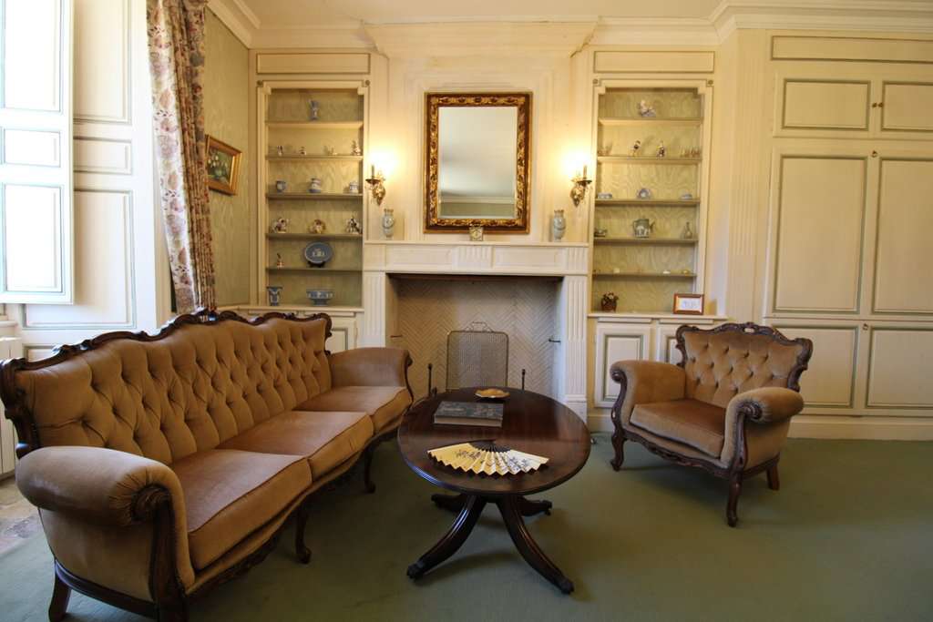 Set within mature landscaped gardens of 7,542m2 with a swimming pool and wi