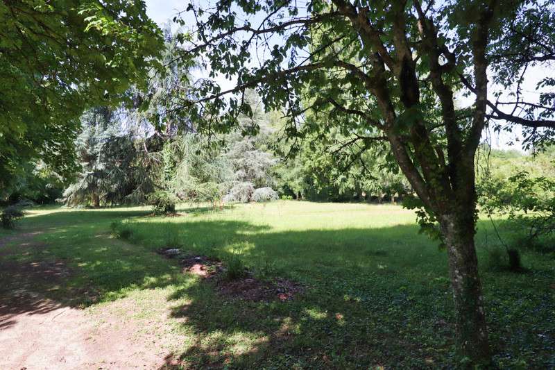 Grand and spacious 9 bedroom house, with a total welcoming living area of 6