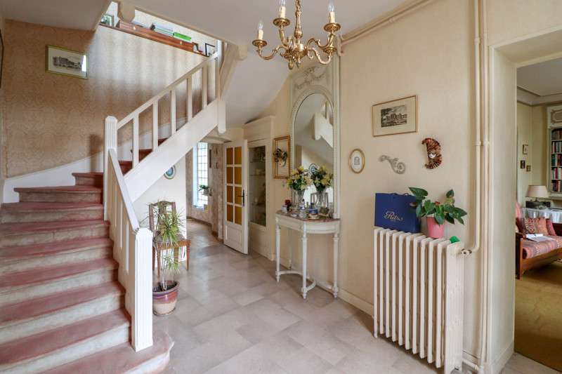 Grand and spacious 9 bedroom house, with a total welcoming living area of 6