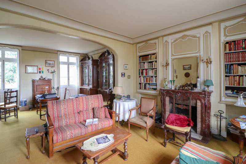 Grand and spacious 9 bedroom house, with a total welcoming living area of 6