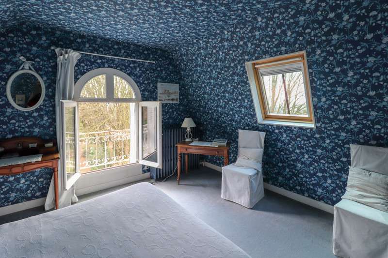 Grand and spacious 9 bedroom house, with a total welcoming living area of 6