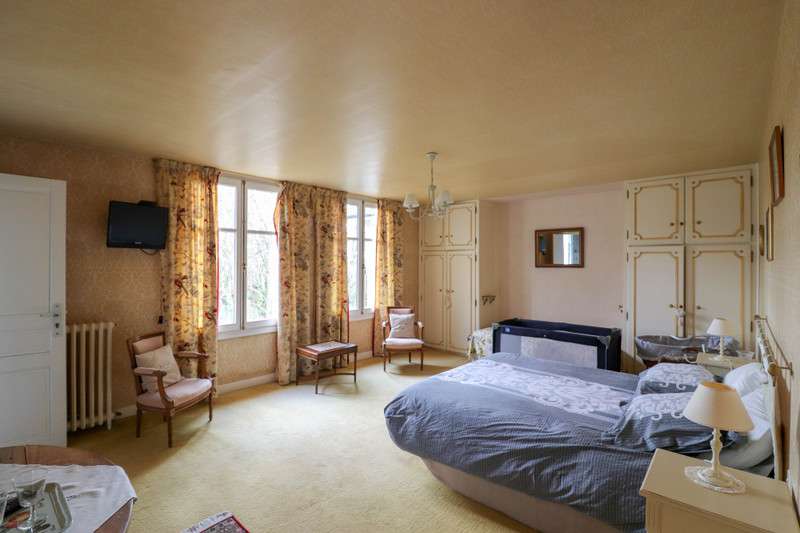 Grand and spacious 9 bedroom house, with a total welcoming living area of 6