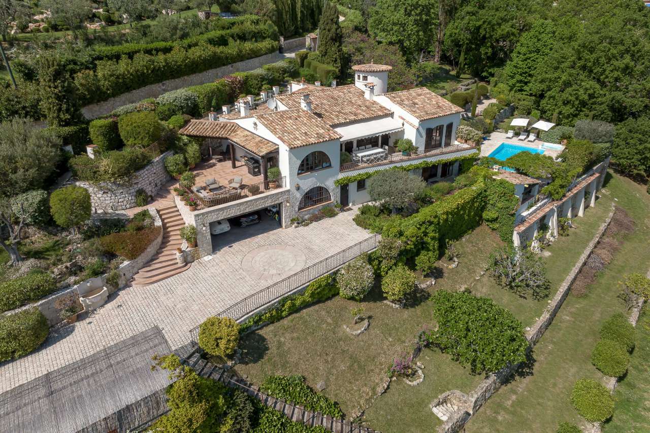 With stunning sea and countryside views, this superb 4 bedroom villa is ide