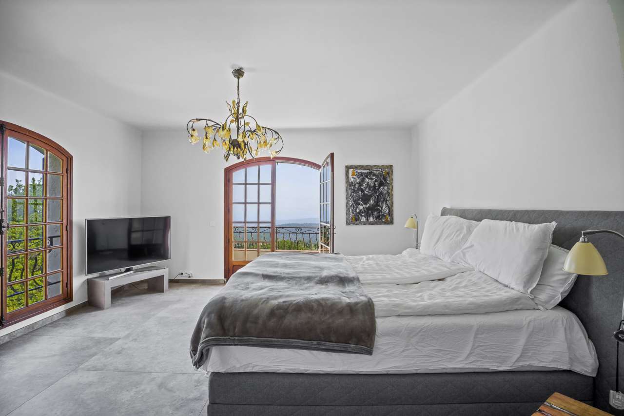 With stunning sea and countryside views, this superb 4 bedroom villa is ide