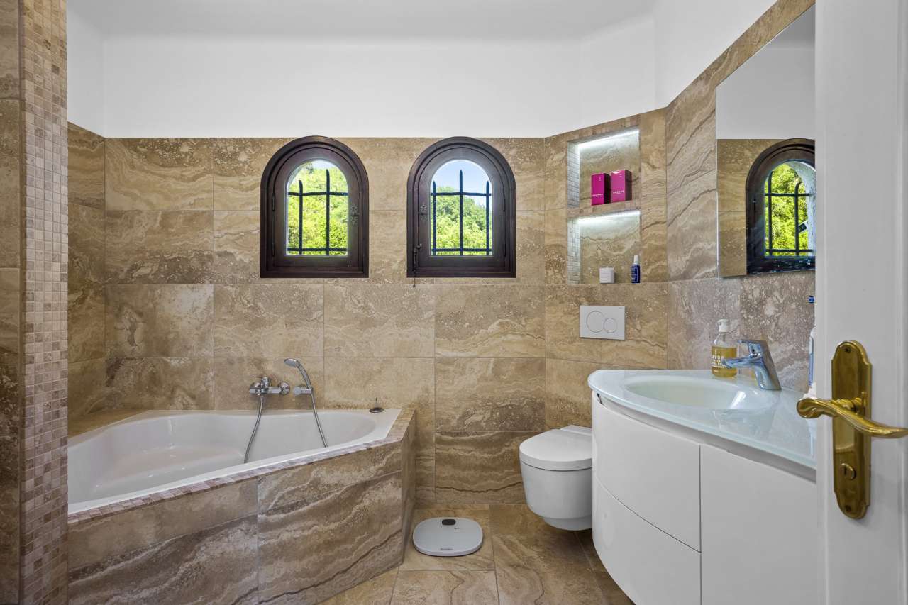 With stunning sea and countryside views, this superb 4 bedroom villa is ide