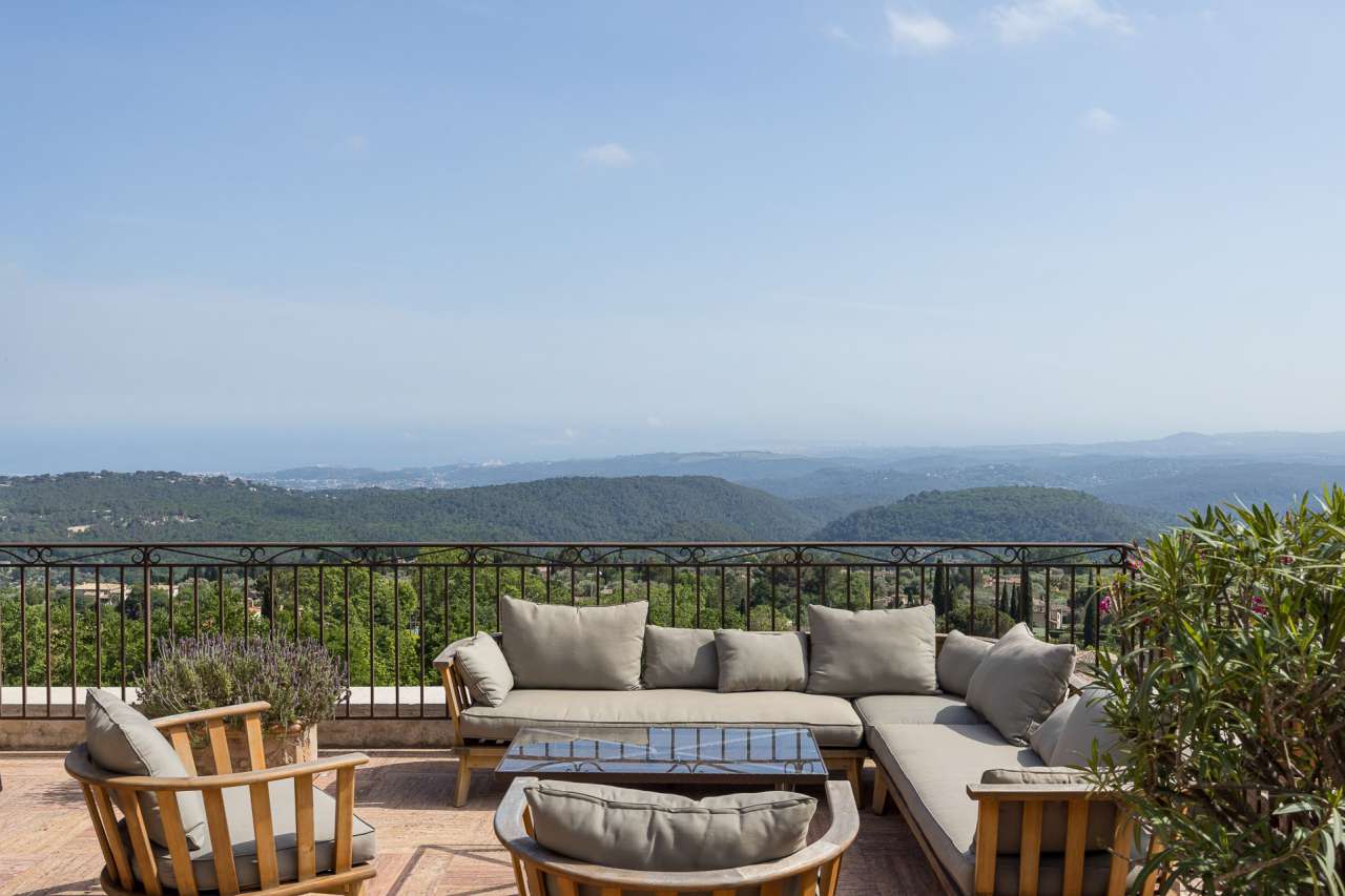 With stunning sea and countryside views, this superb 4 bedroom villa is ide