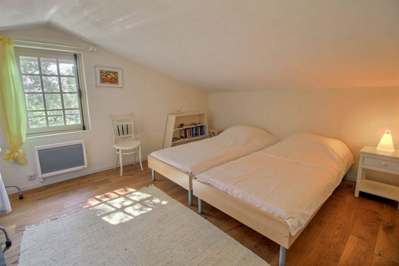 Beautifully presented 4 bedroom villa located in a quiet setting in Montaur