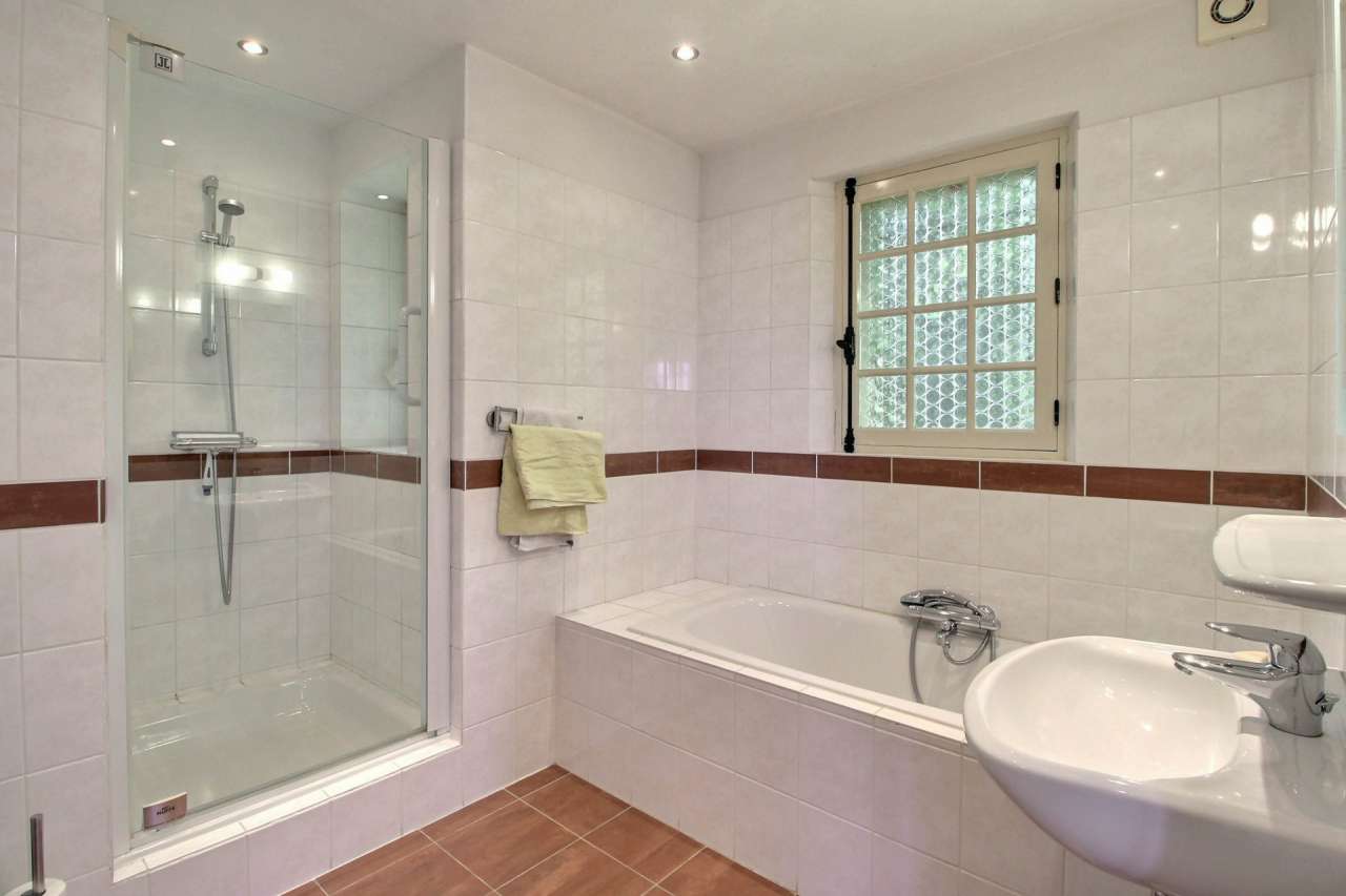 Beautifully presented 4 bedroom villa located in a quiet setting in Montaur