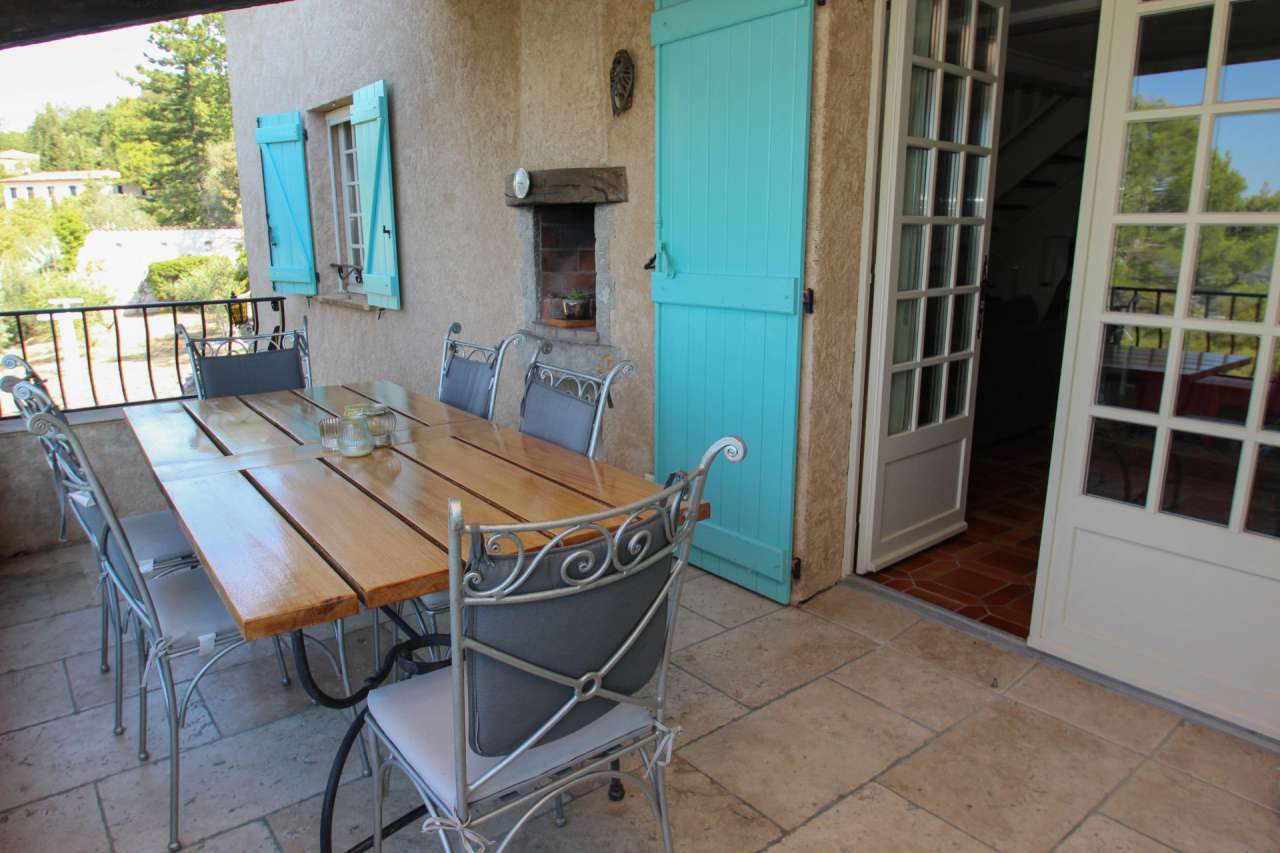 Beautifully presented 4 bedroom villa located in a quiet setting in Montaur