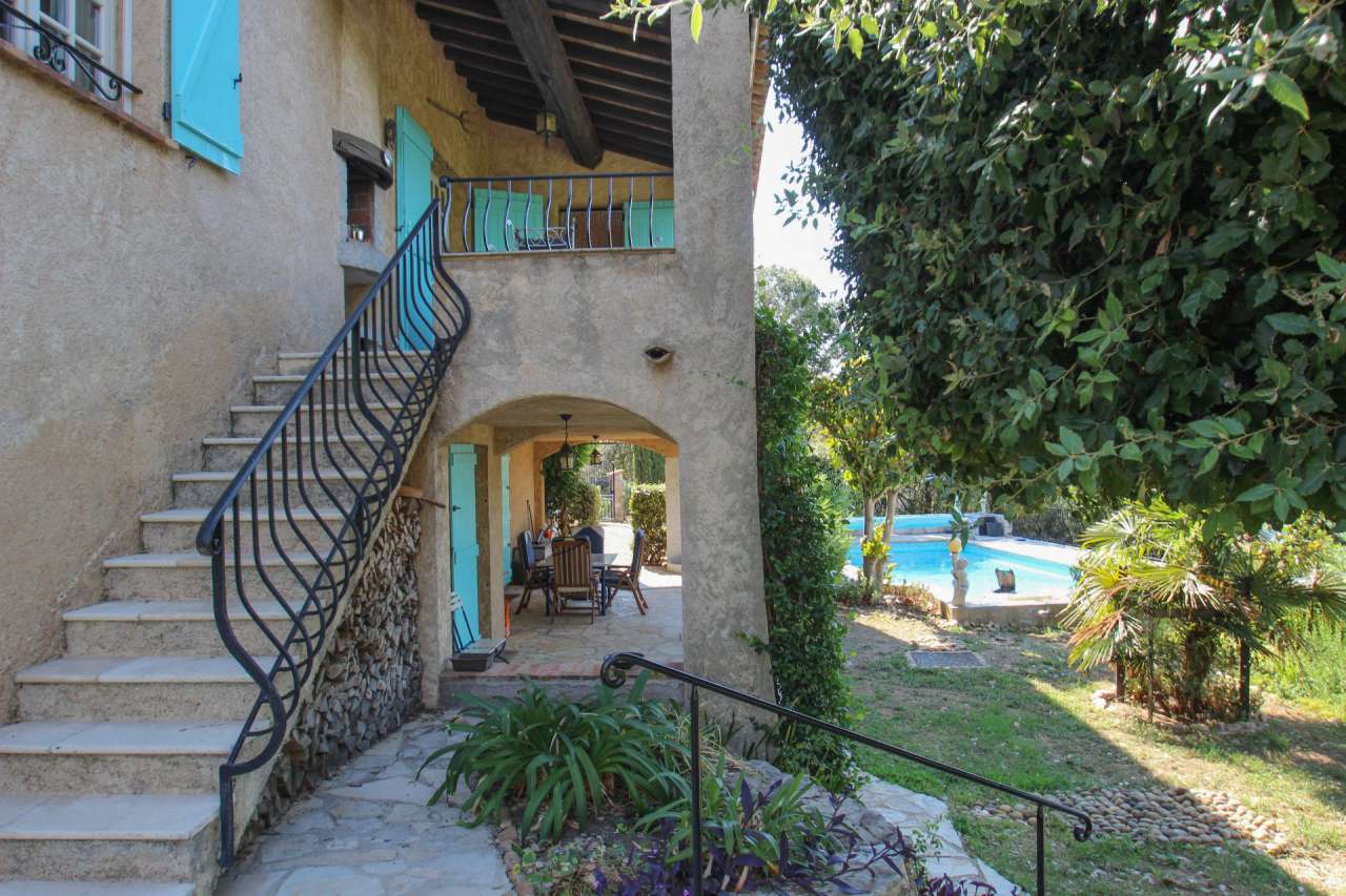 Beautifully presented 4 bedroom villa located in a quiet setting in Montaur