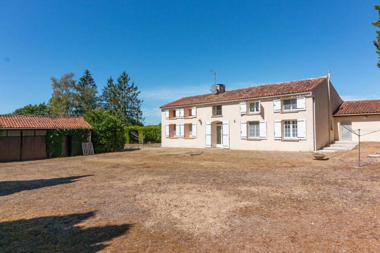 Pretty 4 bedroom house set in over 2 acres, close to the historic town of C