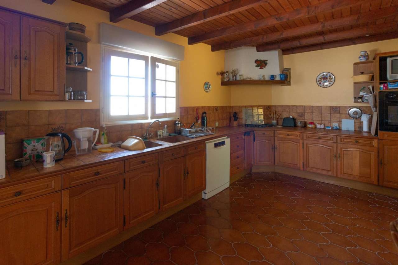 Pretty 4 bedroom house set in over 2 acres, close to the historic town of C