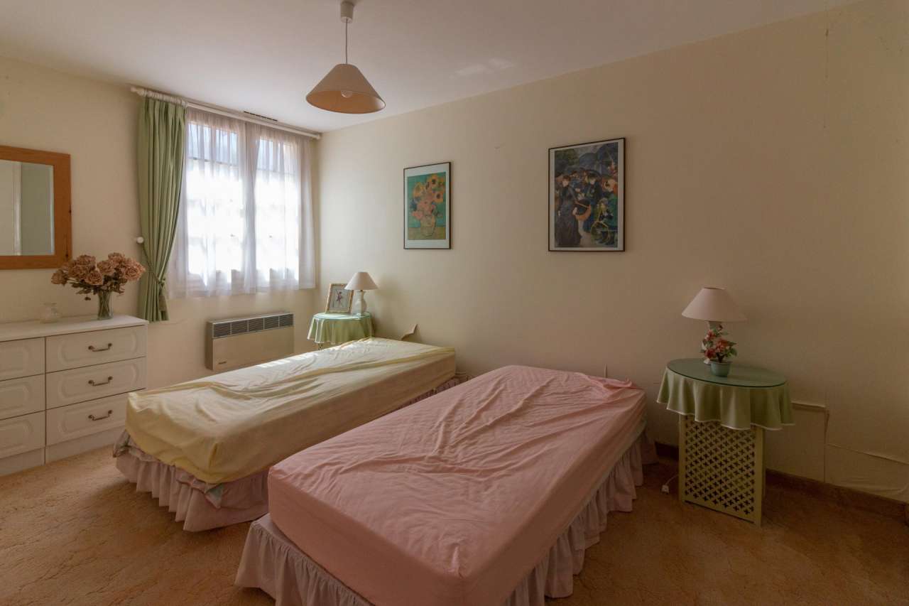 Pretty 4 bedroom house set in over 2 acres, close to the historic town of C