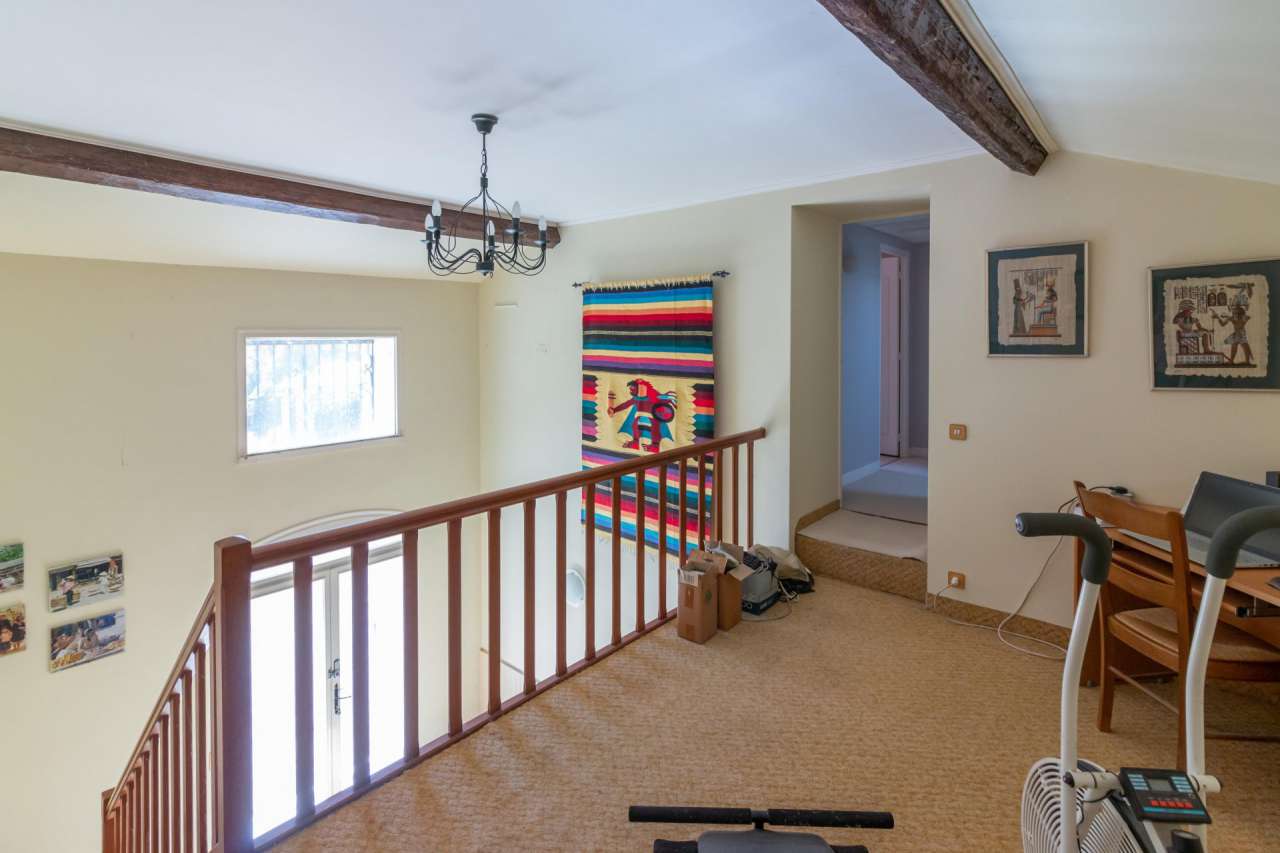 Pretty 4 bedroom house set in over 2 acres, close to the historic town of C