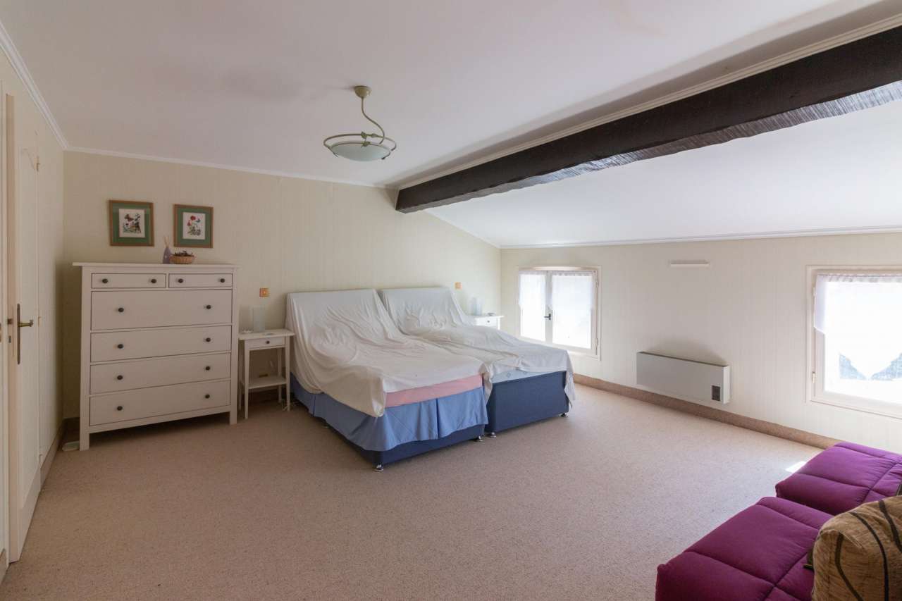 Pretty 4 bedroom house set in over 2 acres, close to the historic town of C