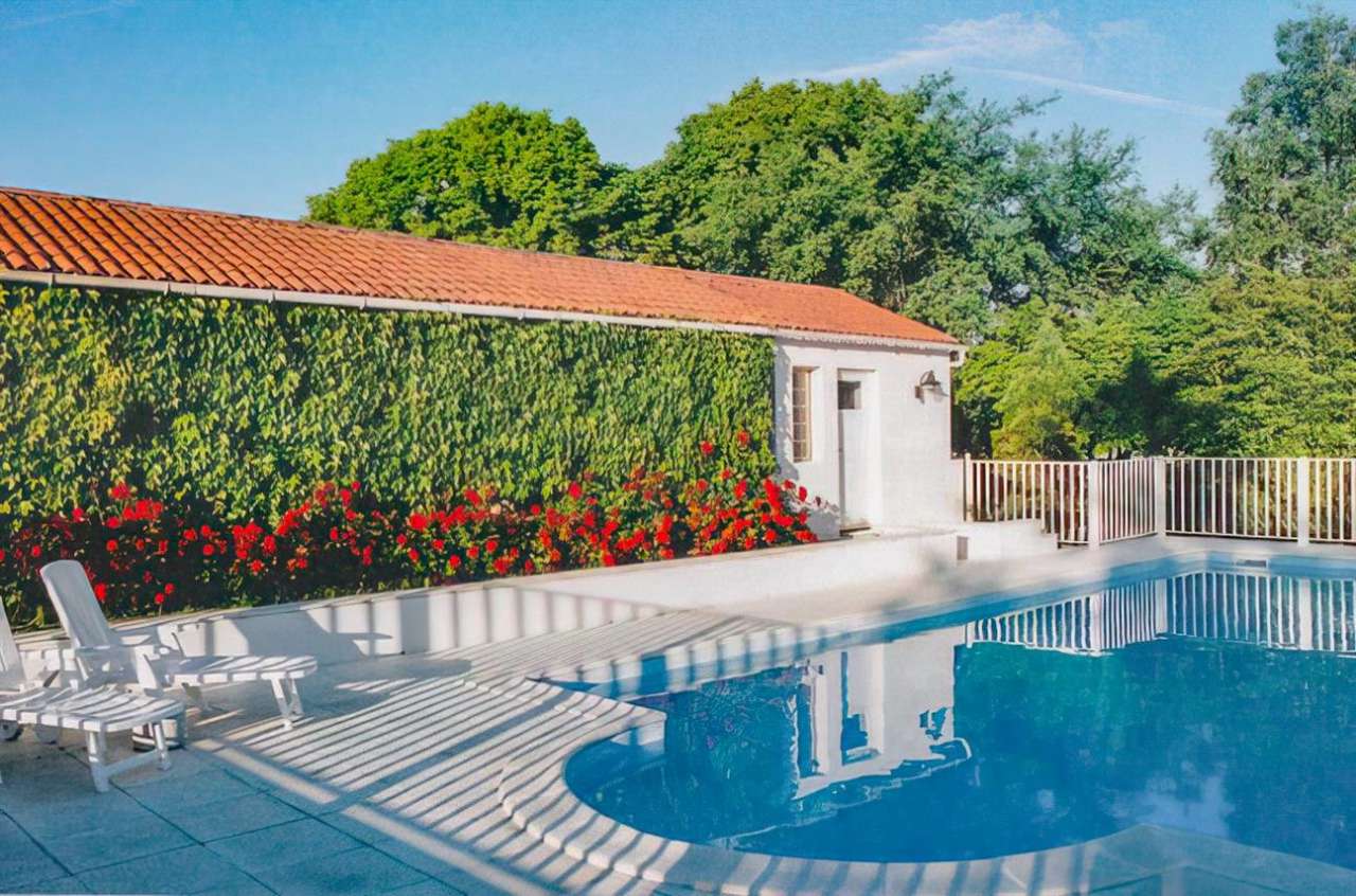 Pretty 4 bedroom house set in over 2 acres, close to the historic town of C