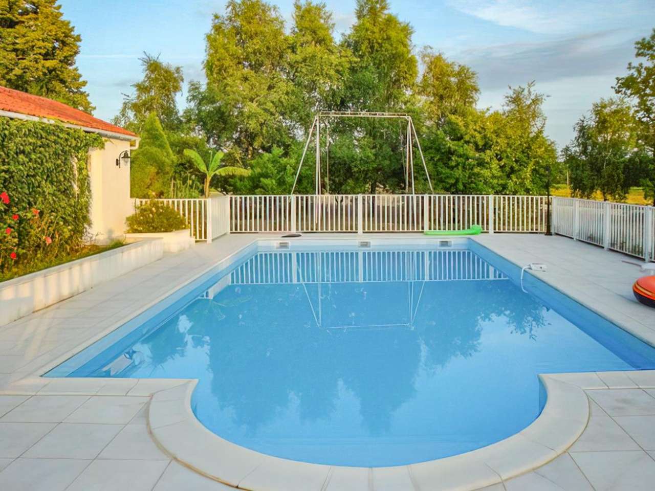 Pretty 4 bedroom house set in over 2 acres, close to the historic town of C