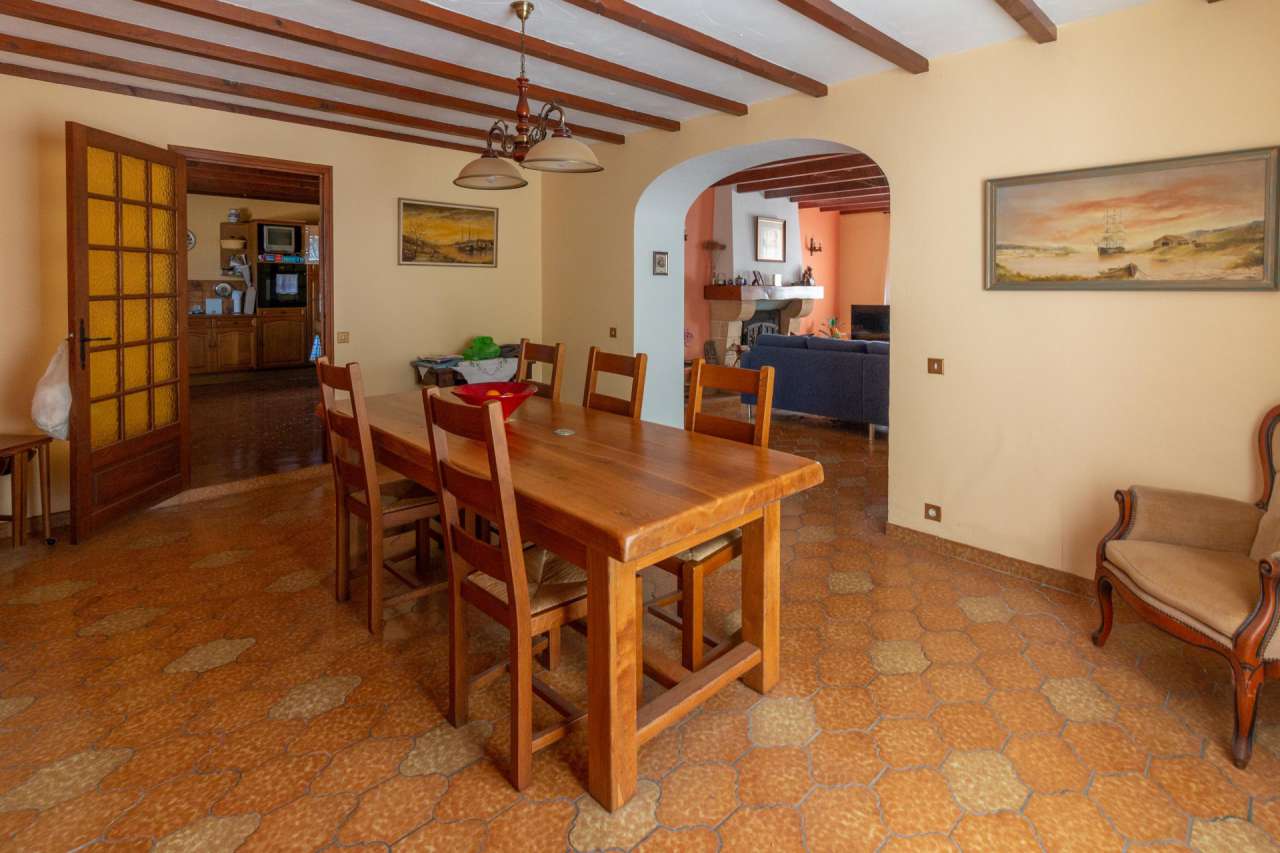 Pretty 4 bedroom house set in over 2 acres, close to the historic town of C