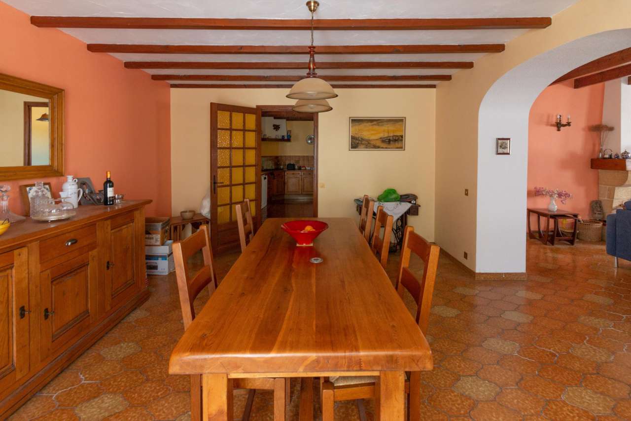 Pretty 4 bedroom house set in over 2 acres, close to the historic town of C