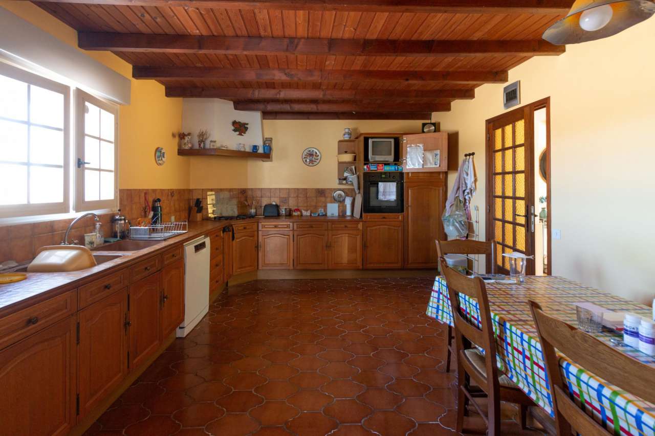 Pretty 4 bedroom house set in over 2 acres, close to the historic town of C