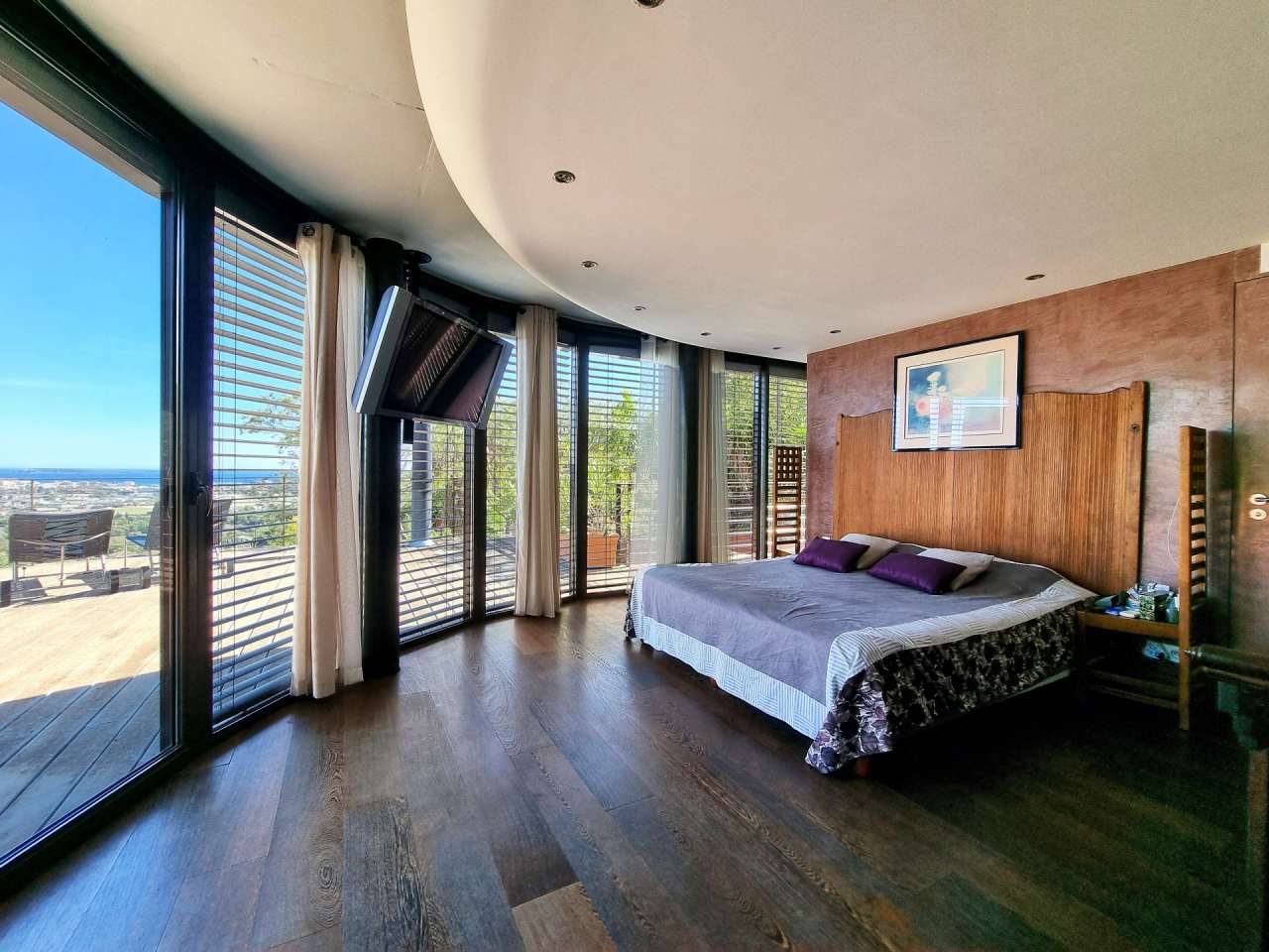 Superb 5 bedroom architect designed villa, with a total spacious living are