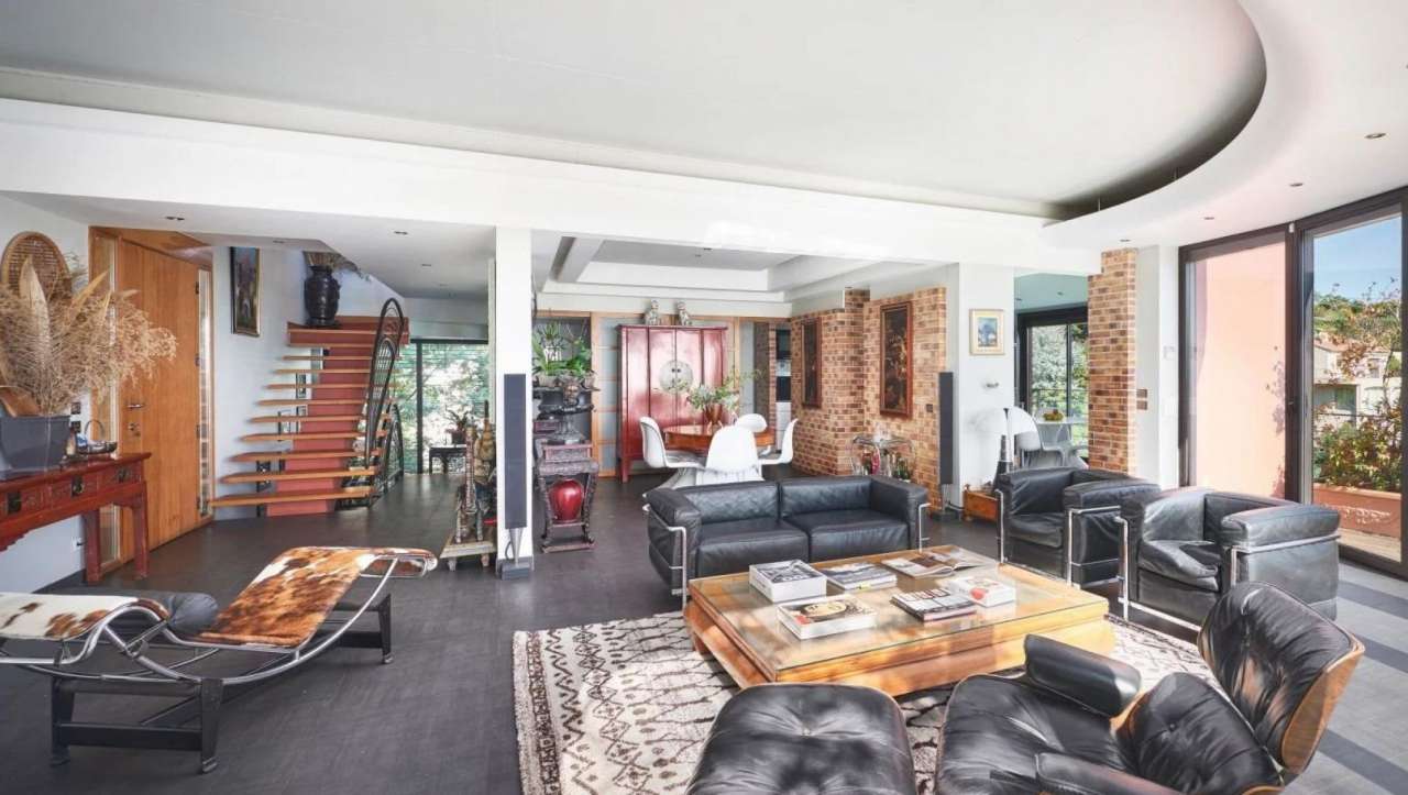 Superb 5 bedroom architect designed villa, with a total spacious living are