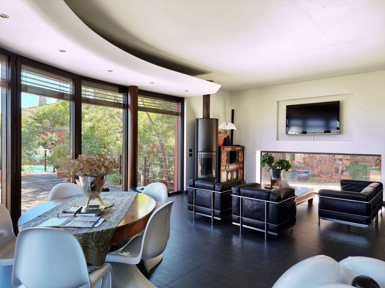 Superb 5 bedroom architect designed villa, with a total spacious living are