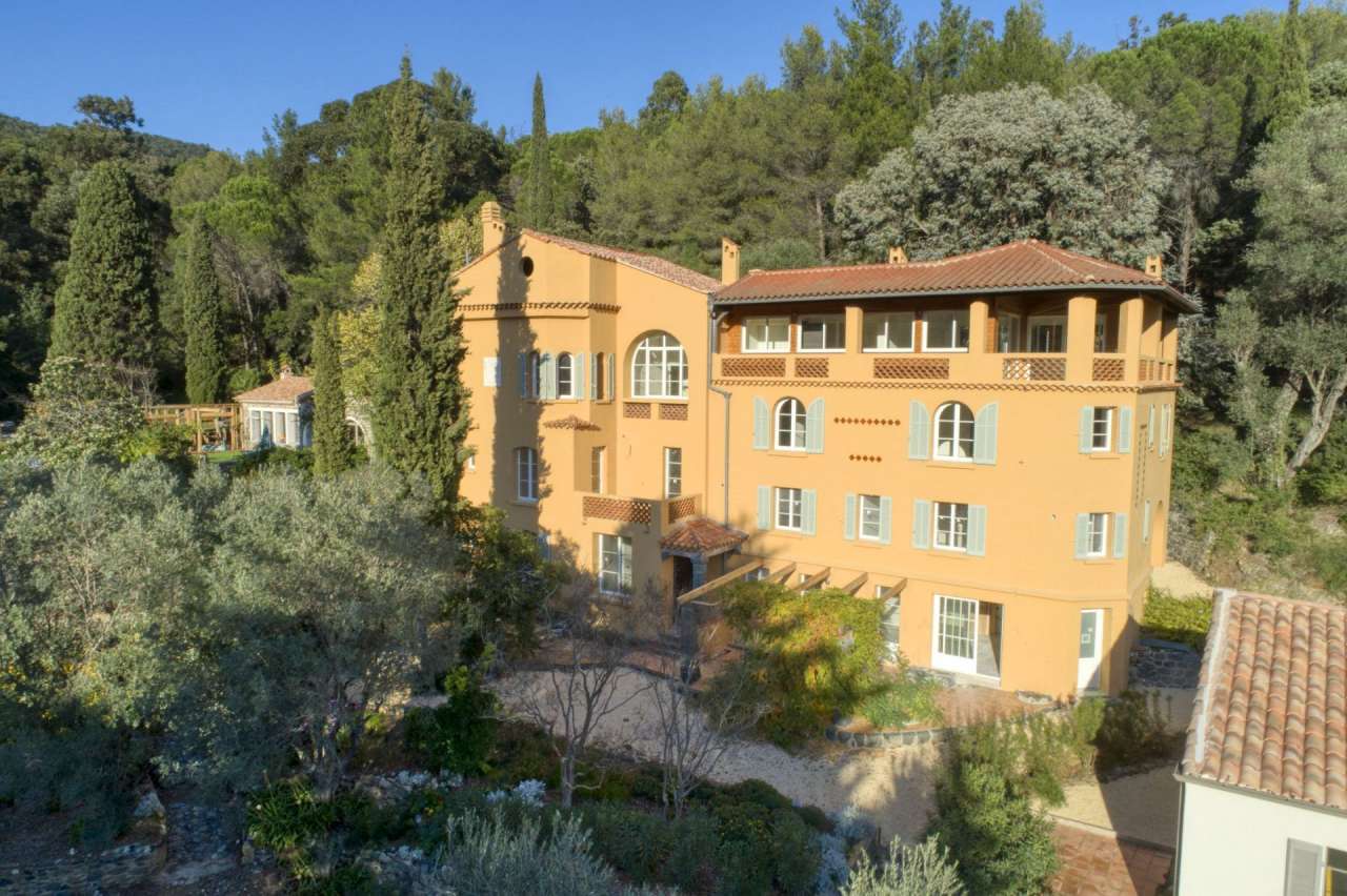 Beautifully renovated 4 bedroom luxury ground floor apartment with pool and