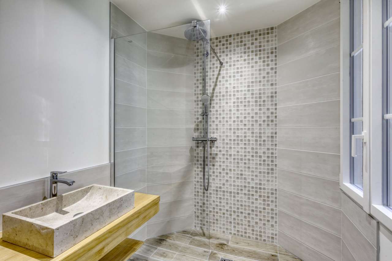 Beautifully renovated 4 bedroom luxury ground floor apartment with pool and