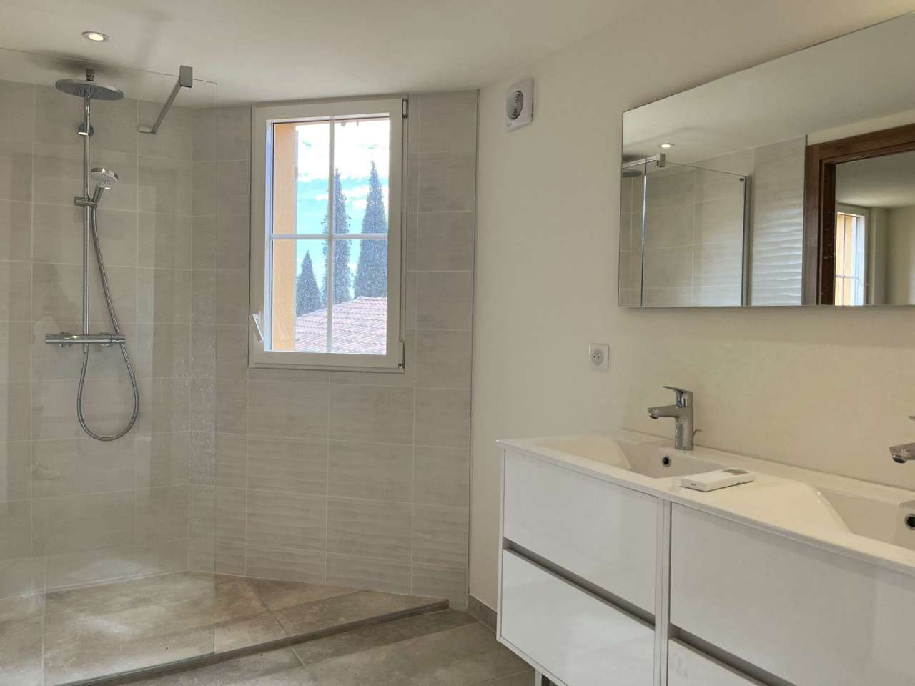 Beautifully renovated 4 bedroom luxury ground floor apartment with pool and