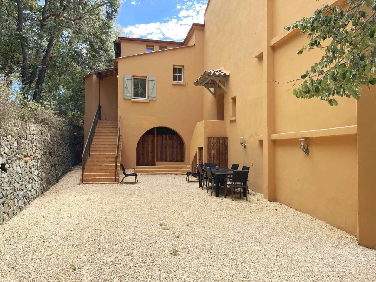 Beautifully renovated 4 bedroom luxury ground floor apartment with pool and