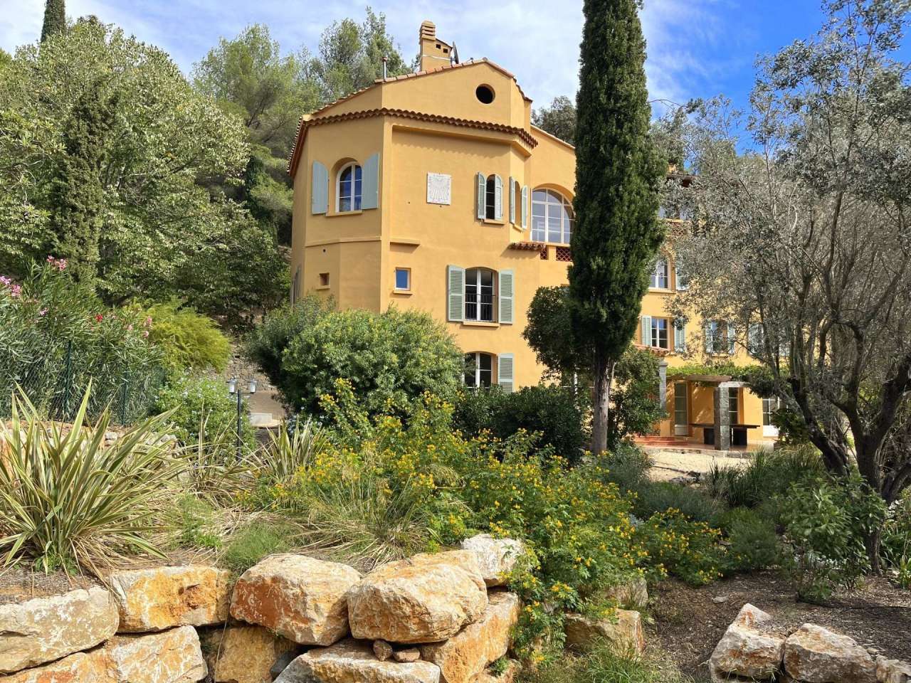 Beautifully renovated 4 bedroom luxury ground floor apartment with pool and