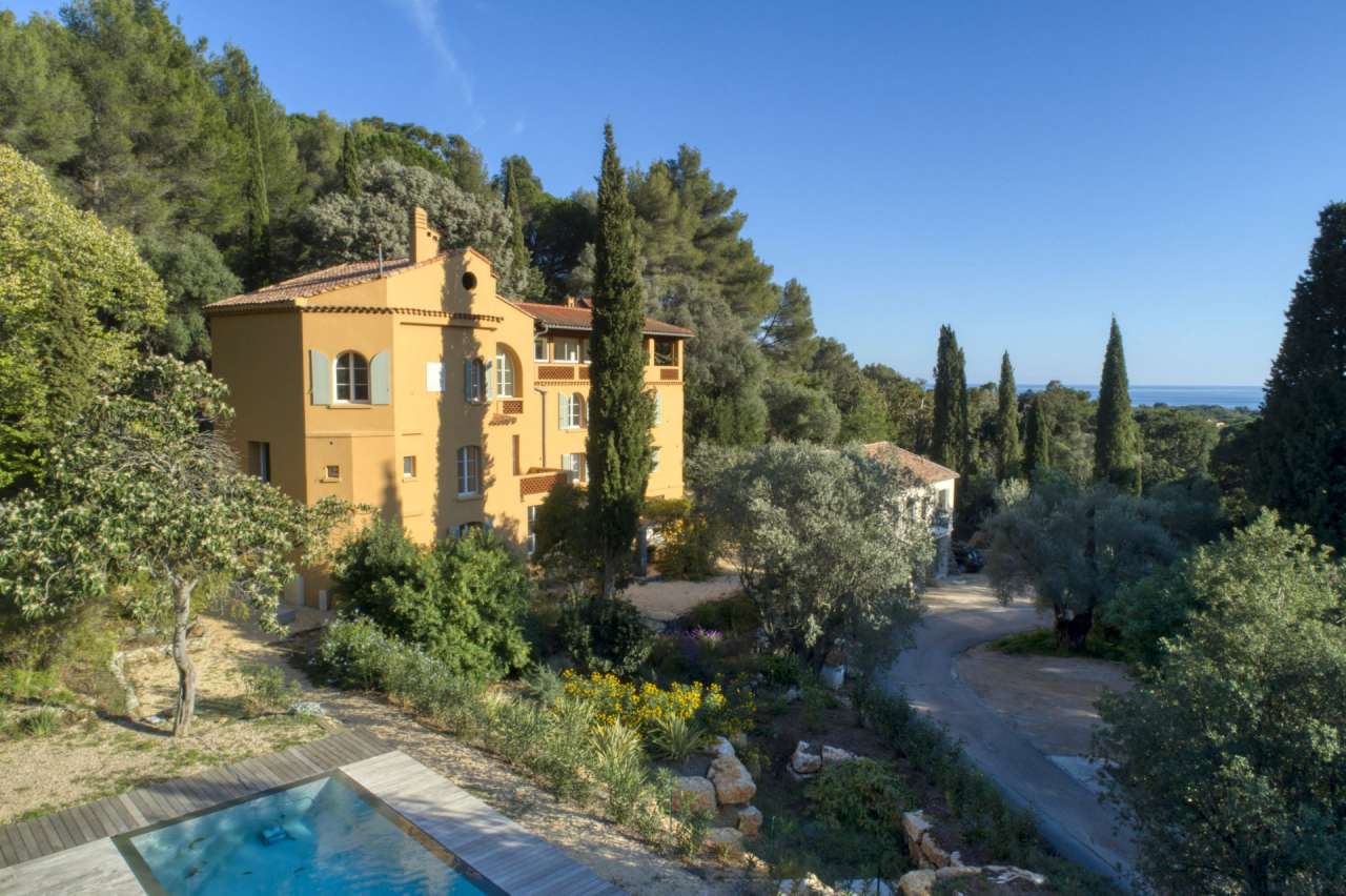 Beautifully renovated 4 bedroom luxury ground floor apartment with pool and