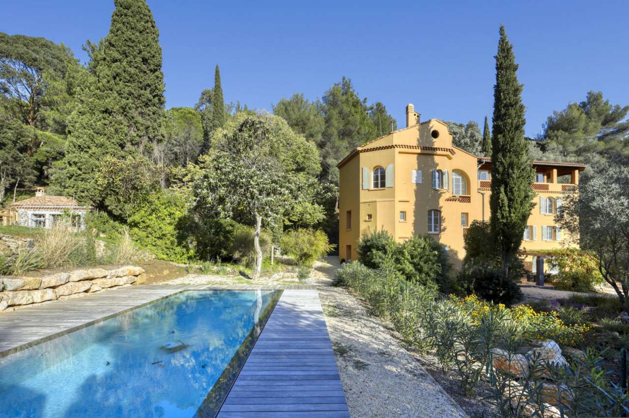 Beautifully renovated 4 bedroom luxury ground floor apartment with pool and