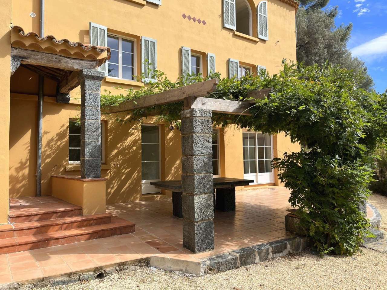 Beautifully renovated 4 bedroom luxury ground floor apartment with pool and