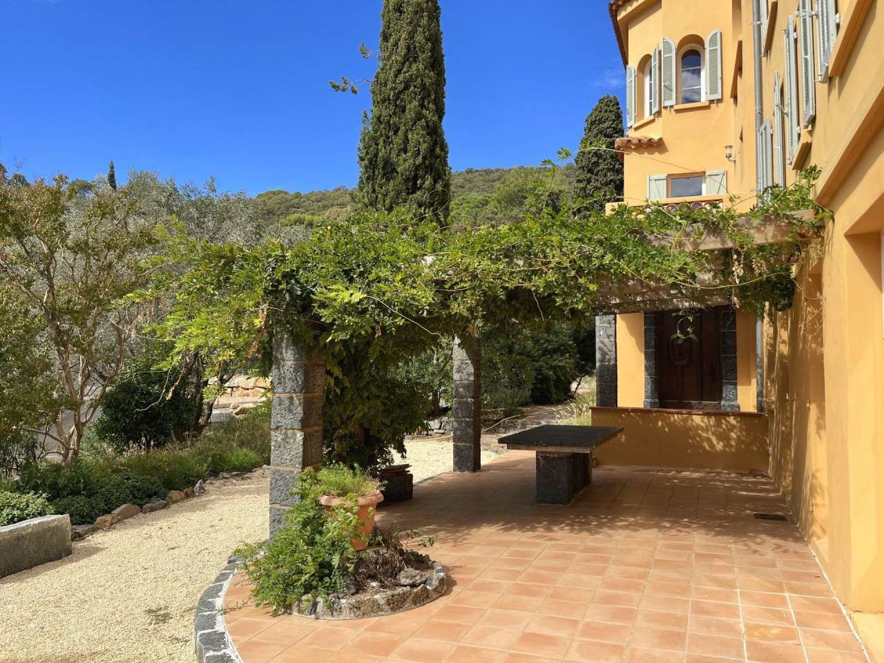 Beautifully renovated 4 bedroom luxury ground floor apartment with pool and