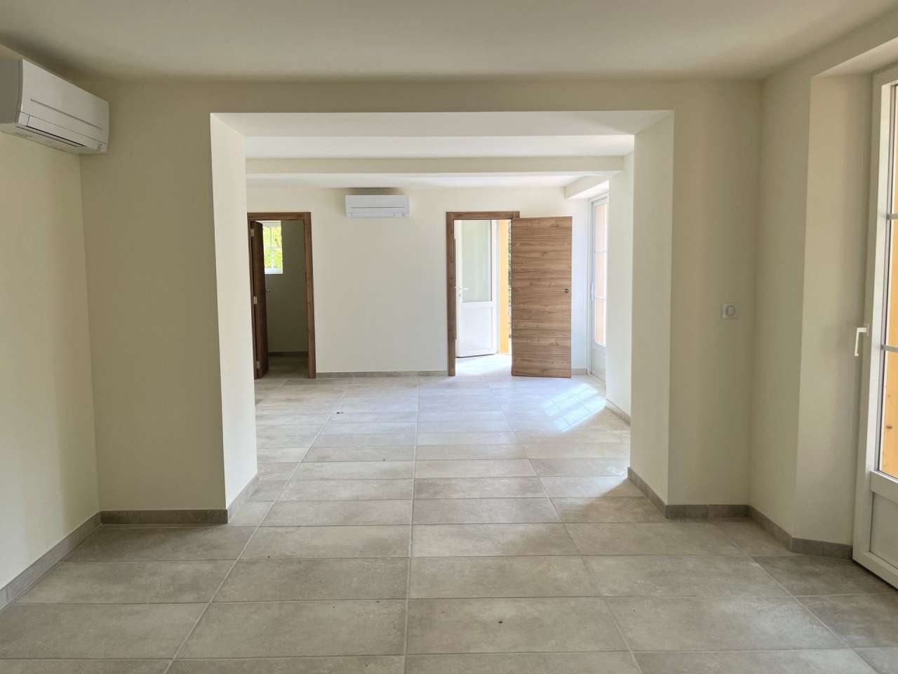 Beautifully renovated 4 bedroom luxury ground floor apartment with pool and