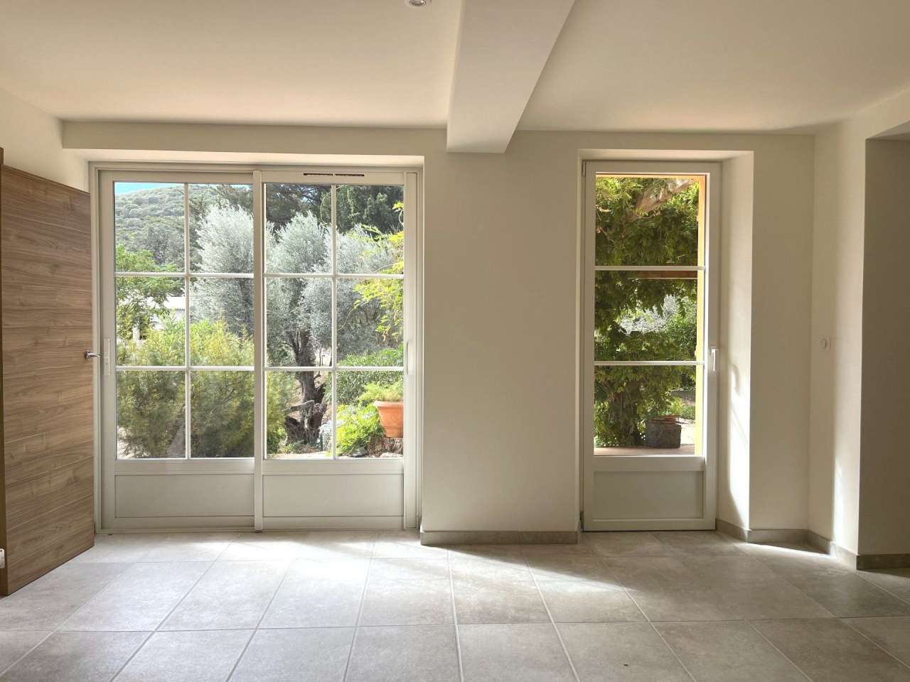 Beautifully renovated 4 bedroom luxury ground floor apartment with pool and