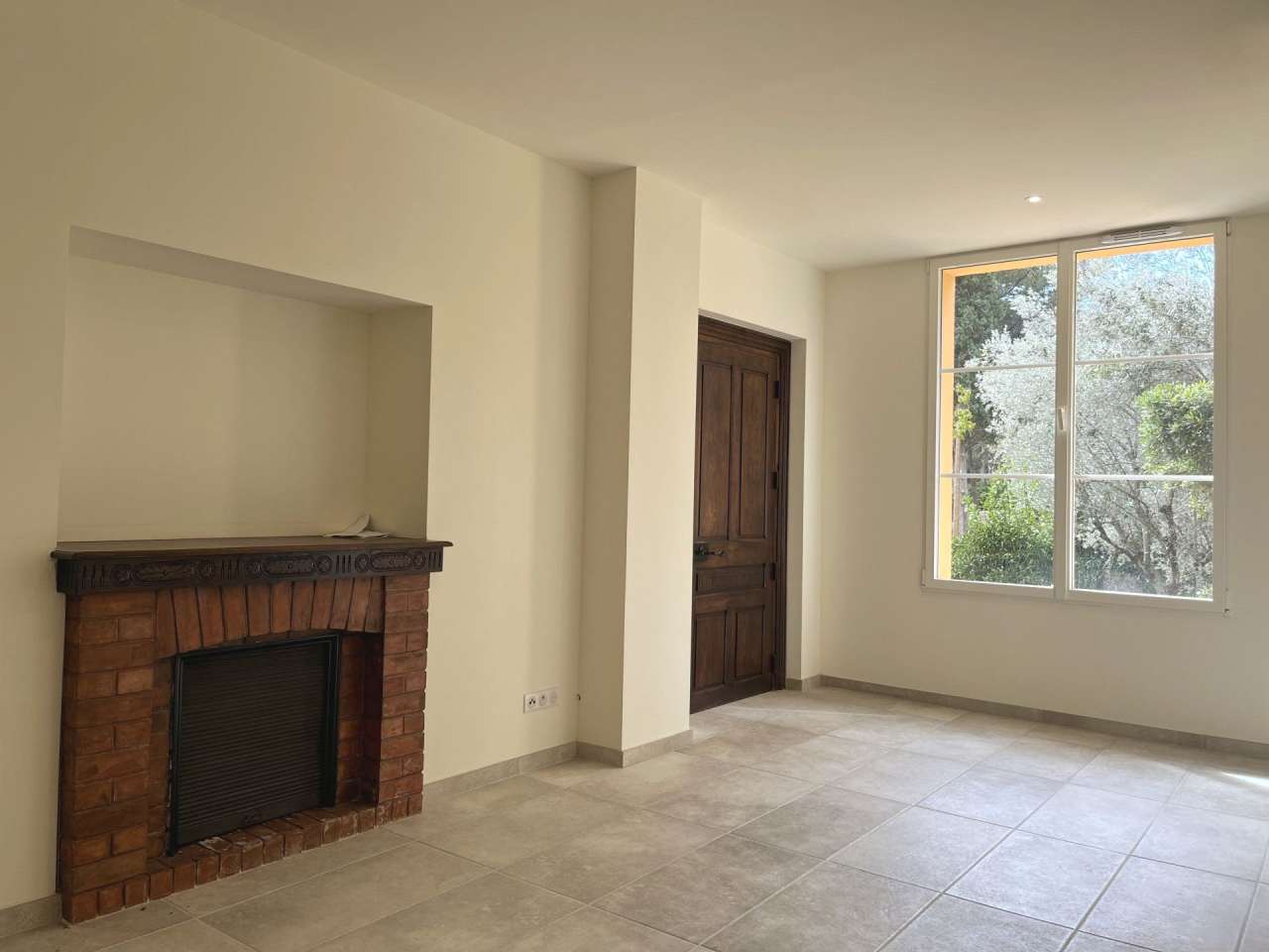 Beautifully renovated 4 bedroom luxury ground floor apartment with pool and