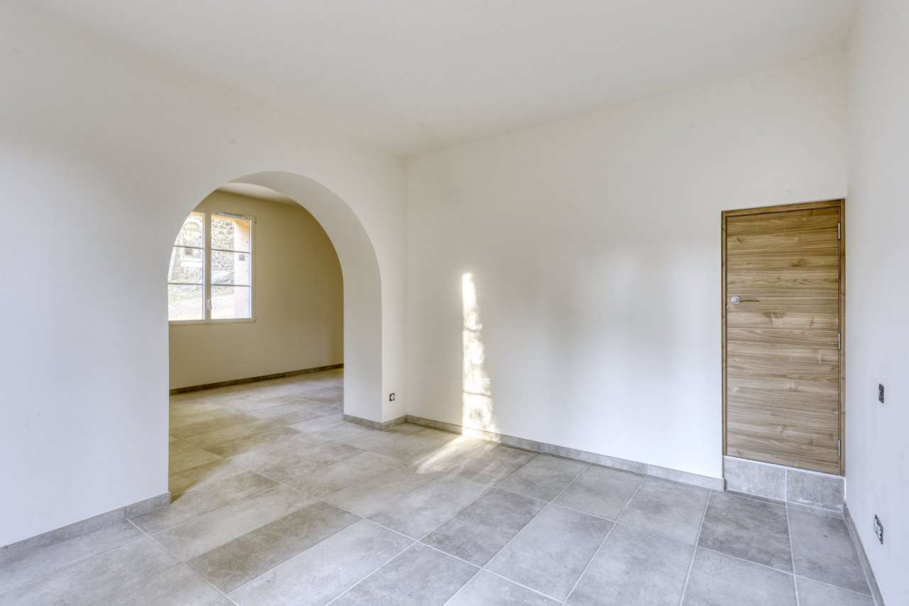 Beautifully renovated 4 bedroom luxury ground floor apartment with pool and