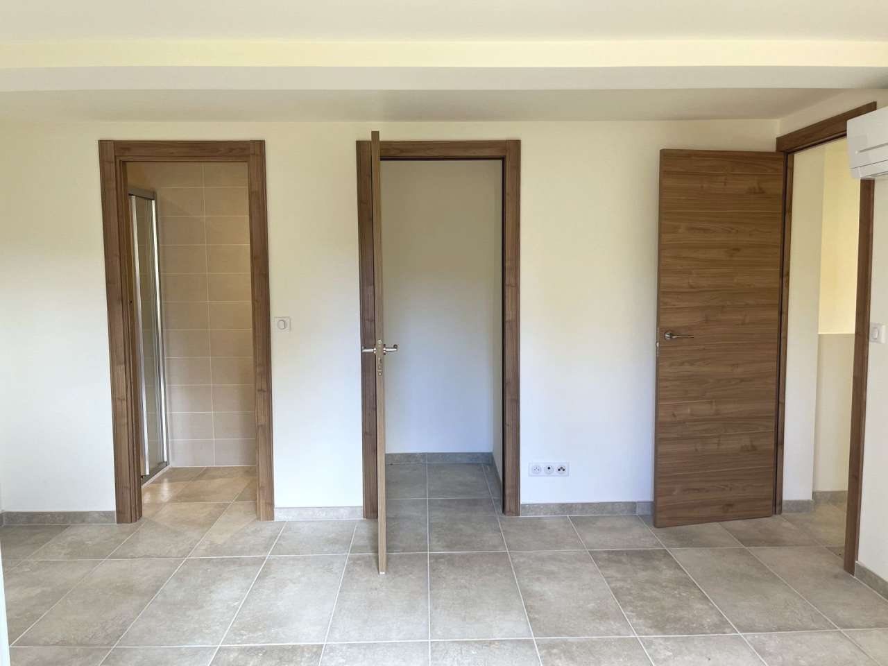 Beautifully renovated 4 bedroom luxury ground floor apartment with pool and