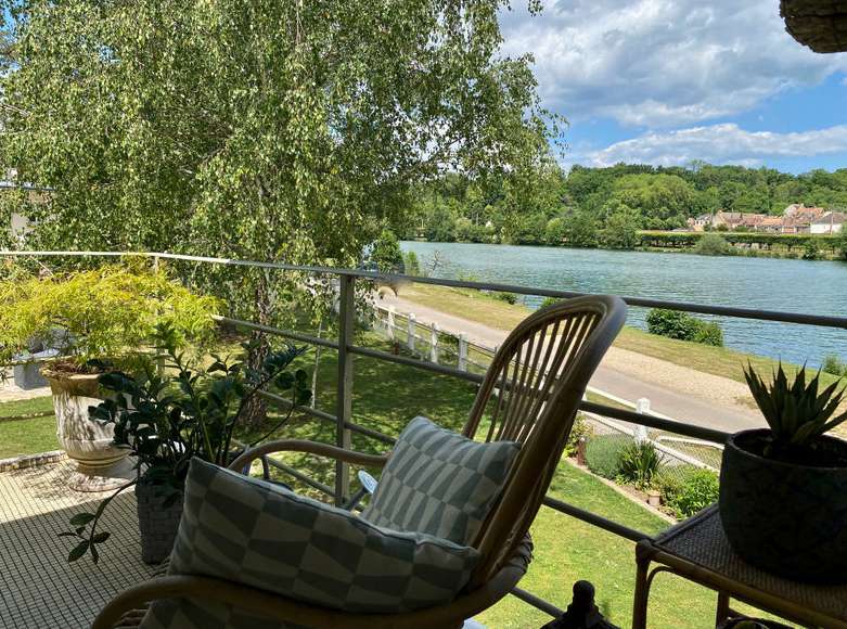 Unique opportunity to acquire an exceptional fully renovated 3 bedroom arch