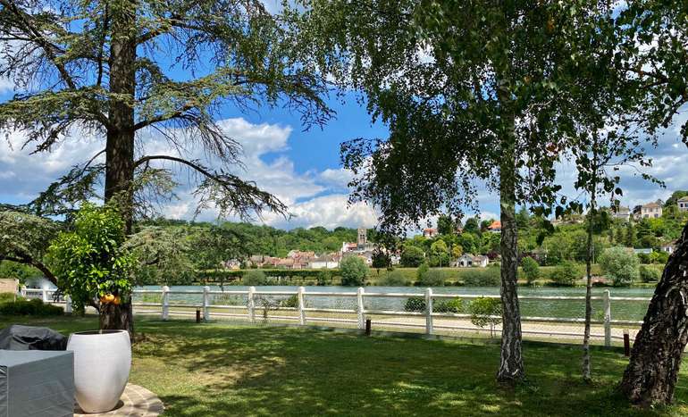 Unique opportunity to acquire an exceptional fully renovated 3 bedroom arch