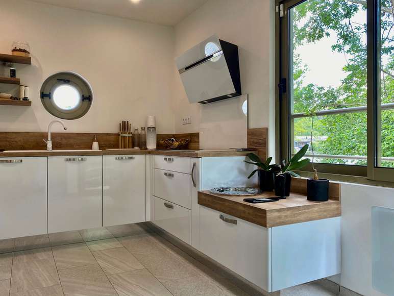 Unique opportunity to acquire an exceptional fully renovated 3 bedroom arch