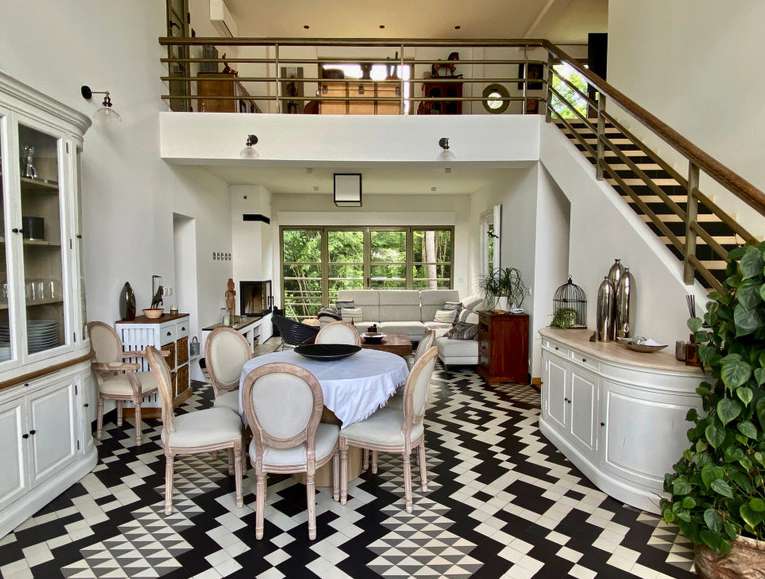 Unique opportunity to acquire an exceptional fully renovated 3 bedroom arch